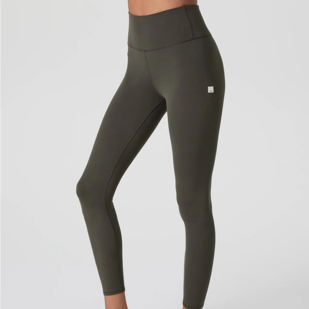 Vuori AllTheFeels™ Legging - Short in kale size small - Picture 3 of 6